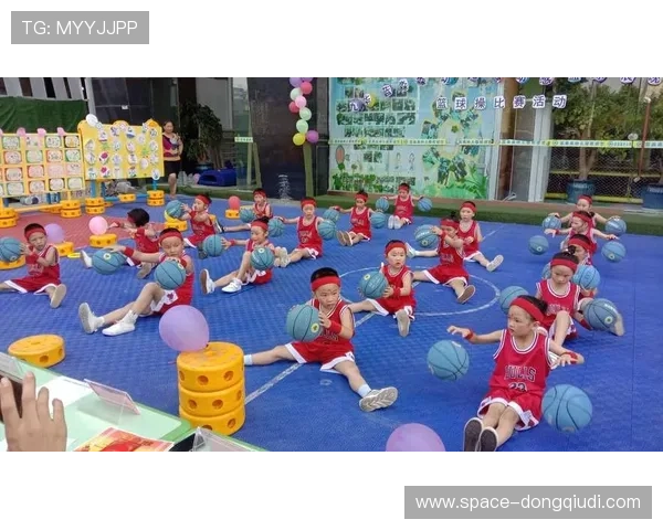 孩子的篮球课:从失误到默契,幼儿园表演展现团队精神