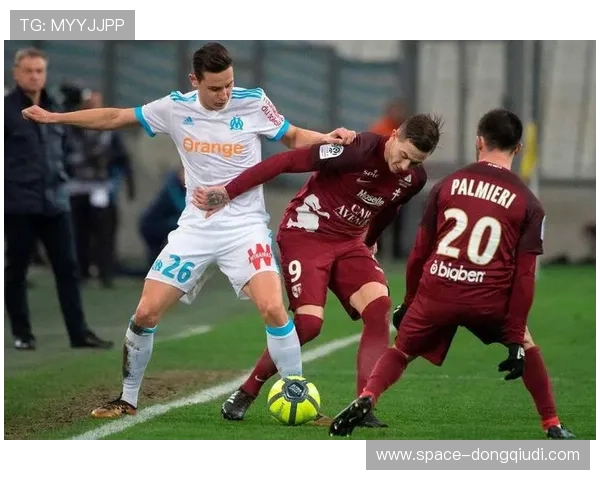 梅斯主场溃败里尔，防守漏洞连续两场丢八球